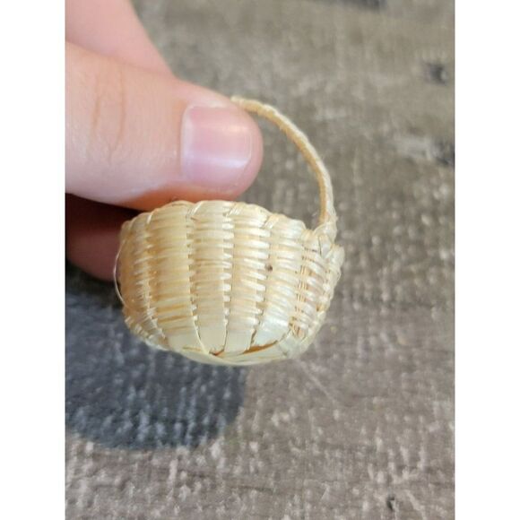 Mini woven basket Village accessory Decor figure - Picture 3 of 5